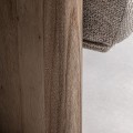 Luxusní moderní béžové čalouněné křeslo Jacque s válcovým prošíváním a dubovým hnědým rámem se zaoblenými nožičkami 125 cm