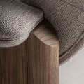 Luxusní moderní béžové čalouněné křeslo Jacque s válcovým prošíváním a dubovým hnědým rámem se zaoblenými nožičkami 125 cm