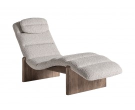 Moderní luxusní lehátko Jacque s ergonomickým tvarem vlny, béžovým čalouněním a dvěma hnědými jilmovými nožičkami s příčnou oporou