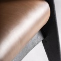 Luxusní moderní křeslo Arthen s černou dřevěnou konstrukcí a hnědým koženým čalouněním s geometrickými opěrkami 70 cm