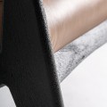 Luxusní moderní křeslo Arthen s černou dřevěnou konstrukcí a hnědým koženým čalouněním s geometrickými opěrkami 70 cm