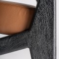 Luxusní moderní křeslo Arthen s černou dřevěnou konstrukcí a hnědým koženým čalouněním s geometrickými opěrkami 70 cm