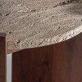 Luxusní art deco kulatý příruční stolek Tivoi s travertinovou béžovou deskou a oblými nožičkami z hnědého mangového dřeva 45 cm