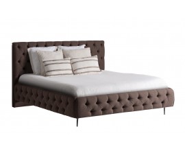 Luxusní chesterfield hnědá čalouněná postel Mia s prošíváním a vysokým čelem a kovovými nožičkami 223 cm