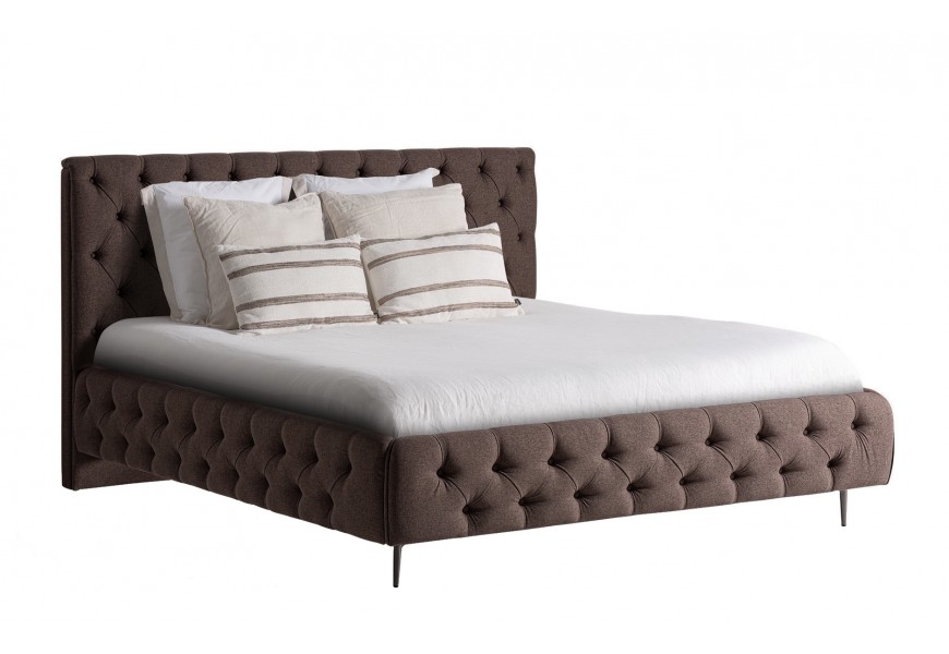 Luxusní chesterfield hnědá čalouněná postel Mia s prošíváním a vysokým čelem a kovovými nožičkami 223 cm