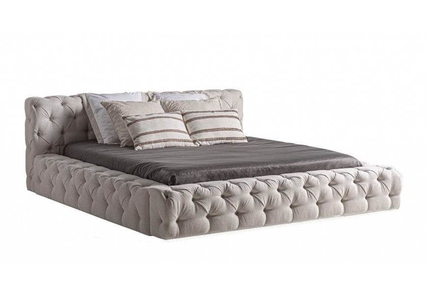 Luxusní chesterfield manželská postel Perivolos s hranatým čelem a plnou základnou s prošívaným čalouněním s hlubokými kulatými knoflíky a diamantovým vzorem s textilním potahem ve světle béžové barvě
