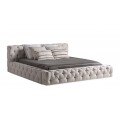 Luxusní chesterfield manželská postel Perivolos s hranatým čelem a plnou základnou s prošívaným čalouněním s hlubokými kulatými knoflíky a diamantovým vzorem s textilním potahem ve světle béžové barvě