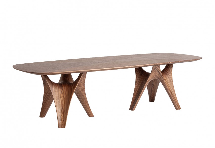 Luxusní designový jídelní stůl Asgard s obdélníkovou vrchní deskou se zaoblenými okraji na dvou nohách s moderní skulpturální siluetou z dýhovaného hnědého ořechového dřeva s výraznou lineární kresbou letokruhů