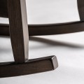 Luxusní designové houpací křeslo Chiara s masivním hnědým rámem a okrovým žlutým strukturovaným potahem 85 cm