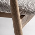Luxusní moderní jídelní židle Elmar s designovou opěrkou s šedým melírovaným potahem a světlou hnědou konstrukcí 79 cm