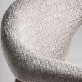 Luxusní moderní jídelní židle Elmar s designovou opěrkou s šedým melírovaným potahem a světlou hnědou konstrukcí 79 cm