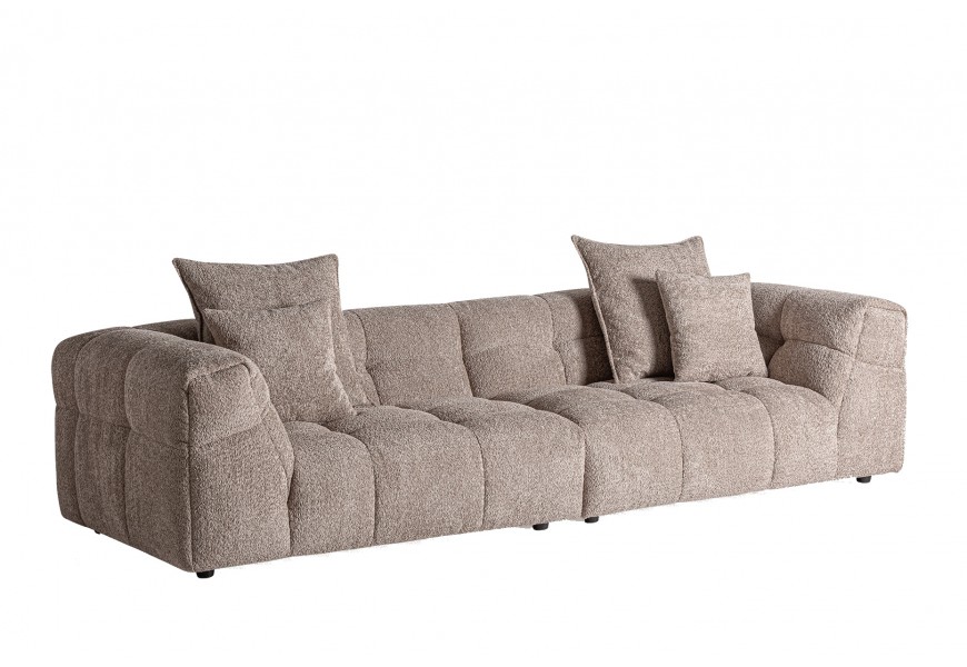 Luxusní designová čalouněná sedačka Nestor pro čtyři osoby s hranatými opěrkami a prošíváním se čtvercovým vzorem se čtyřmi polštáři s textilním potahem s plyšovou strukturou v hnědé barvě na nízkých válcovitých dřevěných tmavě hnědých nožičkách