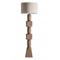 Luxusní masivní stojací lampa Ninewe s podstavou ze šesti vyřezávaných geometrických prvků z mangového dřeva v naturální hnědé barvě s válcovitým stínítkem v béžové barvě z přírodního jutového vlákna
