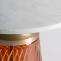 Luxusný glamour okrúhly příručný stolík Auremo z bieleho mramoru s podstavou ze zlatého kovu a oranžového skla 47 cm