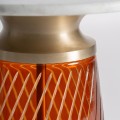 Luxusný glamour okrúhly příručný stolík Auremo z bieleho mramoru s podstavou ze zlatého kovu a oranžového skla 47 cm