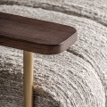Luxusní art deco křeslo Halor s béžovým čalouněním a konstrukcí ze zlatého kovu a tmavého hnědého dřeva 72 cm