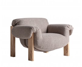 Luxusní designové křeslo Harlow se širokým sedadlem a pěnovým čalouněním s potahem v šedé melírované barvě s prověšeným designem s lineárním rámem ve světle hnědé barvě z masivního dřeva se čtyřmi nohama