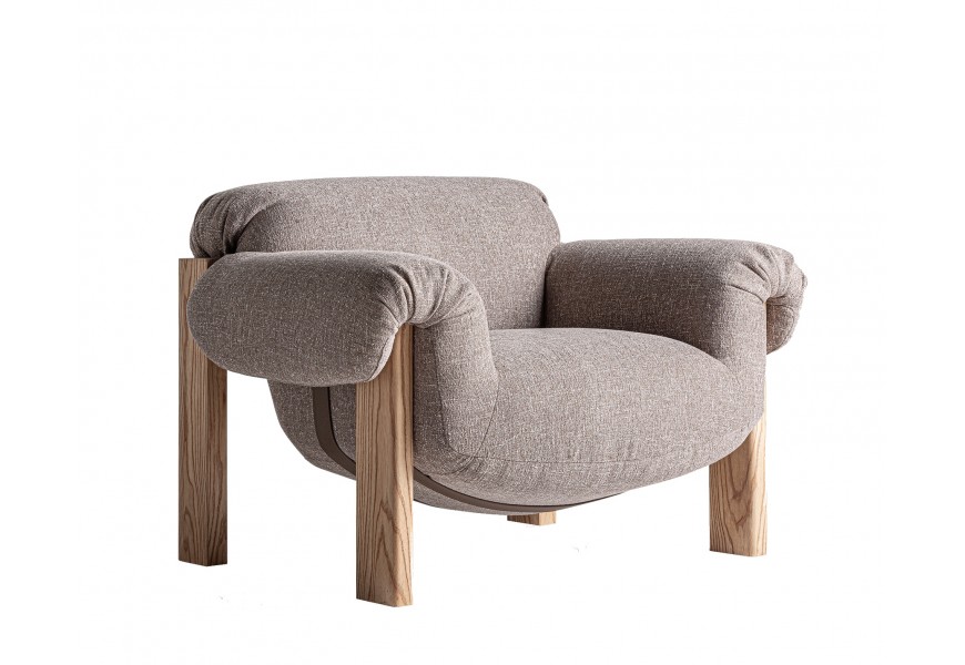 Luxusní designové křeslo Harlow se širokým sedadlem a pěnovým čalouněním s potahem v šedé melírované barvě s prověšeným designem s lineárním rámem ve světle hnědé barvě z masivního dřeva se čtyřmi nohama