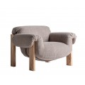 Luxusní designové křeslo Harlow se širokým sedadlem a pěnovým čalouněním s potahem v šedé melírované barvě s prověšeným designem s lineárním rámem ve světle hnědé barvě z masivního dřeva se čtyřmi nohama