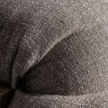 Luxusní moderní čalouněné křeslo Harlow s šedým textilním potahem a hnědým masivním rámem 112 cm
