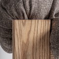 Luxusní moderní čalouněné křeslo Harlow s šedým textilním potahem a hnědým masivním rámem 112 cm