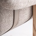 Luxusní moderní čalouněné křeslo Harlow s šedým textilním potahem a hnědým masivním rámem 112 cm