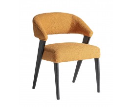 Luxusní designová buklá jídelní židle Fragonio s dřevěnou konstrukcí z dubového a kaučukovníkového dřeva v černé barvě se šikmými nožičkami s čalouněným sedadlem a zádovou opěrkou v hořčičné žluté barvě