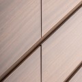 Luxusní designová oválná hnědá komoda Grisham se šesti šuplíky a bílou mramorovou deskou a černou podstavou 140 cm