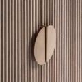 Luxusní art deco TV stolek Neelam se čtyřmi dvířky s lamelovým designem s hnědého dřeva a bílou mramorovou deskou 200 cm