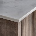 Luxusní art deco TV stolek Neelam se čtyřmi dvířky s lamelovým designem s hnědého dřeva a bílou mramorovou deskou 200 cm