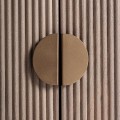 Luxusní art deco TV stolek Neelam se čtyřmi dvířky s lamelovým designem s hnědého dřeva a bílou mramorovou deskou 200 cm