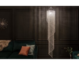 Křišťálový lustr s dlouhými stříbrnými řetízkovými závěsy v asymetrickém designu