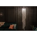 Křišťálový lustr s dlouhými stříbrnými řetízkovými závěsy v asymetrickém designu