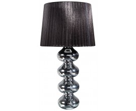 Moderní stolní lampa s lesklou chromovou podstavou tvořenou kulovitými tvary a černým plisovaným stínítkem