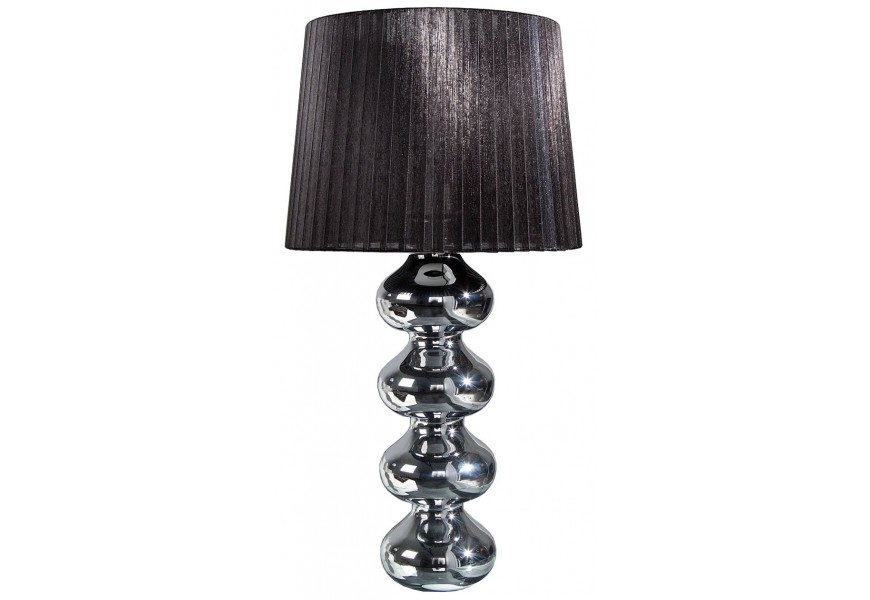 Moderní stolní lampa s lesklou chromovou podstavou tvořenou kulovitými tvary a černým plisovaným stínítkem
