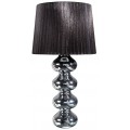 Moderní stolní lampa s lesklou chromovou podstavou tvořenou kulovitými tvary a černým plisovaným stínítkem