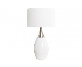 Moderní stolní lampa s bílým válcovým stínítkem a lesklým keramickým podstavcem ve tvaru kapky s kovovým detailem ve stříbrném odstínu