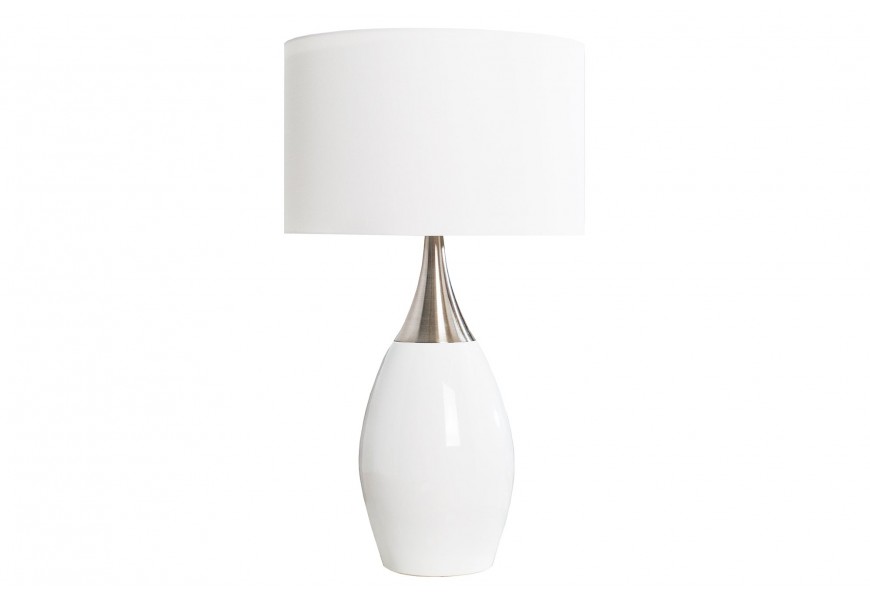 Moderní stolní lampa s bílým válcovým stínítkem a lesklým keramickým podstavcem ve tvaru kapky s kovovým detailem ve stříbrném odstínu