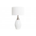Moderní stolní lampa s bílým válcovým stínítkem a lesklým keramickým podstavcem ve tvaru kapky s kovovým detailem ve stříbrném odstínu