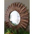 Designové etno kulaté nástěnné zrcadlo Radiant s dřevěným rámem v hnědé barvě s vintage efektem 120 cm