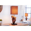 Luxusní stolní lampa s hranatým textilním stínítkem v tmavě hnědé barvě a podstavcem z masivního dřeva na černé základně