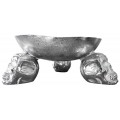 Stříbrná dekorační mísa s trojicí lebkových podstavců v lesklém metalickém provedení pro originální stolní aranžování