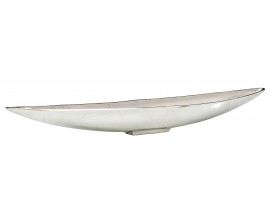 Elegantní podlouhlá dekorativní mísa z lesklého stříbrného kovu s moderním minimalistickým designem na stůl