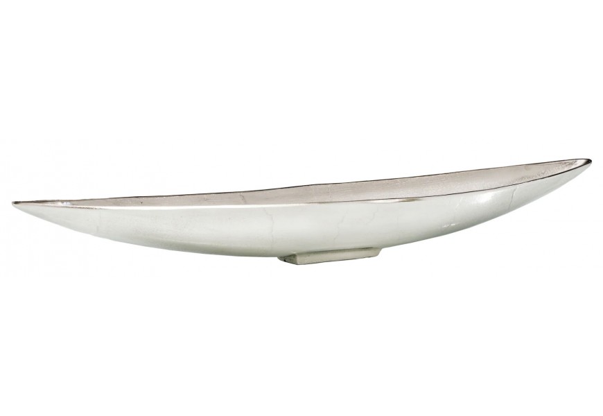 Elegantní podlouhlá dekorativní mísa z lesklého stříbrného kovu s moderním minimalistickým designem na stůl