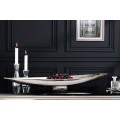 Elegantní podlouhlá dekorativní mísa z lesklého stříbrného kovu s moderním minimalistickým designem na stůl
