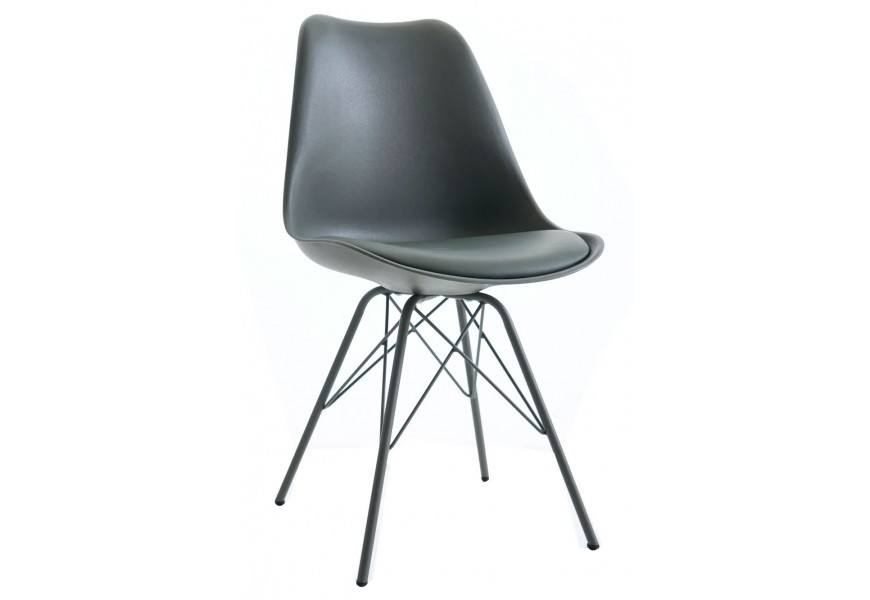 Moderní šedá jídelní židle s ergonomicky tvarovaným sedátkem, tenkým čalouněným polštářem a kovovými nožičkami se vzpěrami v minimalistickém stylu