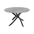 Moderní kulatý jídelní stůl s černou kovovou překříženou podstavou as antracitovou keramickou deskou s betonovým vzhledem