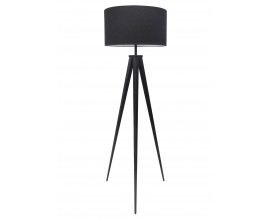 Moderní stojanová lampa s černým textilním stínítkem a trojnohou konstrukcí v černé barvě pro elegantní interiér