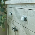 Luxusní venkovský oválný šedý příborník Alder se čtyřmi dvířky a kovovými úchyty a frézovaným lamelovým vzorem 153 cm