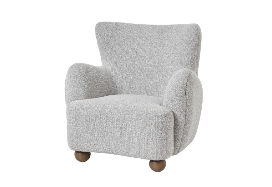 Luxusní designové skandinávské křeslo Nuyen typu ušák s textilním potahem s výraznou strukturou ve světle béžově šedém odstínu greige s nožičkami kulatého tvaru z masivního dřeva v naturální hnědé barvě